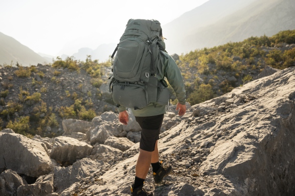 Vue de dos d’un randonneur avec un sac à dos de trek