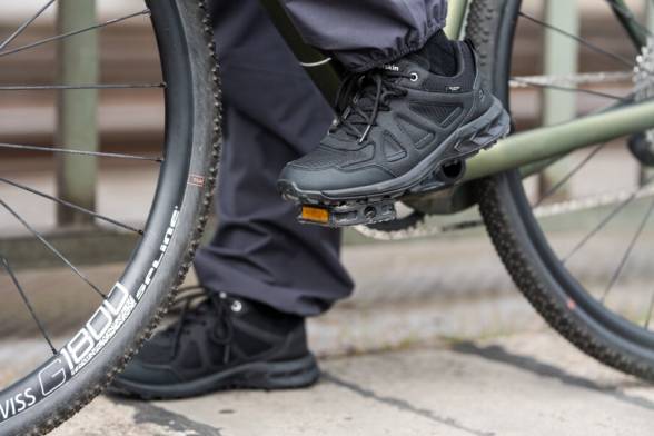 Nahaufnahme von schwarzen Fahrradschuhen im sportlichen Look