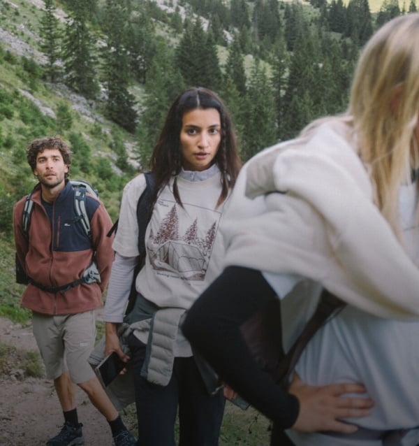 Femme enfilant une veste