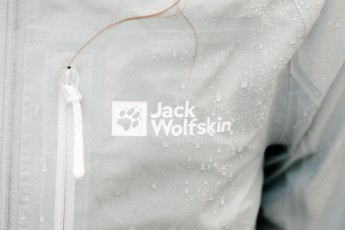 Laver une veste de pluie : voici comment nettoyer correctement vos vêtements imperméables